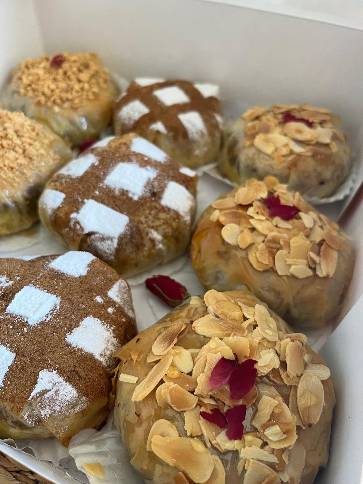 Pastela andalusí artesanal dorada con canela y almendras